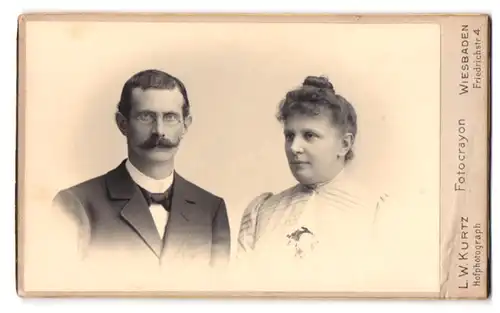 Fotografie L. W. Kurtz, Wiesbaden, Friedrichsstrasse 4, Mann mit Schnauzer und Frau in weissem Kleid