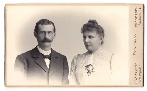 Fotografie L. W. Kurtz, Wiesbaden, Friedrichsstrasse 4, Mann mit Schnauzer und Frau im weissen Kleid