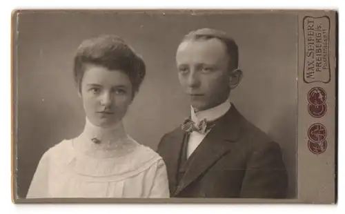 Fotografie Max Seifert, Freiberg i. S., Poststrasse 11, junge feine Dame und Herr in vertrauter Pose