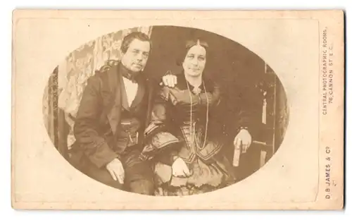 Fotografie D. B. James und Co, London, 76. Cannon Street, gut gekleidetes sitzendes Ehepaar in vertrauter Pose