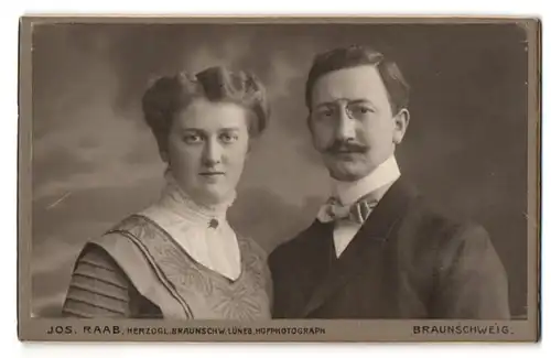 Fotografie Jos. Raab, Braunschweig, Bohlweg 40 a, feine Dame und Herr in hübscher Kleidung