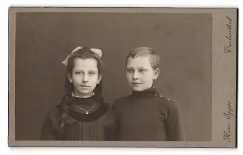 Fotografie Hans Epper, Turbenthal, Bruder im schwarzen Strickpullover und Schwester mit Haarschleife