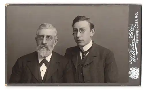 Fotografie Wilhelm Adler, Coburg, Vater und Sohn in Anzug und mit Brille