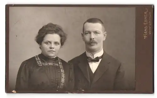 Fotografie Hans Ebner, Winterthur, Eulachstrasse 9, fein gekleidetes Ehepaar, Mann in Anzug und Fliege