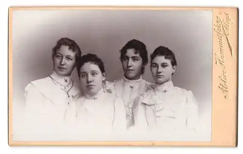 Fotografie W. Hammesfahr, Ohligs, vier Schwestern in weissen Kleidern