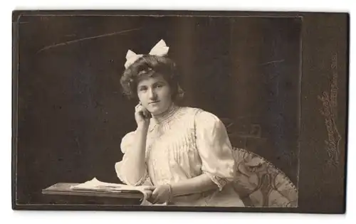 Fotografie R. Schwarzbach, Bitterfeld, Kaiserstrasse 14, junge Dame mit Hochsteckfrisur und aufgeschlagenem Buch
