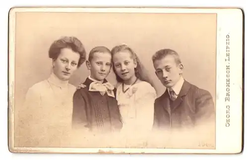 Fotografie Georg Brokesch, Leipzig, Zeitzerstrasse 2, Mutter mit ihren Kindern in vertrauter Pose