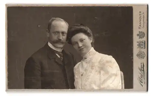 Fotografie Albert Meyer, Hannover, Georgstrasse 24, Ehepaar in vertrauter Pose