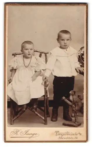 Fotografie R. Junge, Tangermünde a. E., Albrechtstrasse 19, zwei kleine Kinder im Kleid und Anzug mit Eichhörnchen