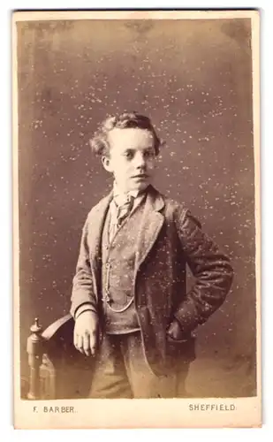 Fotografie F. Barber, Sheffield, Chruch Street, Portrait junger Knabe im Tweed Anzug mit Kette