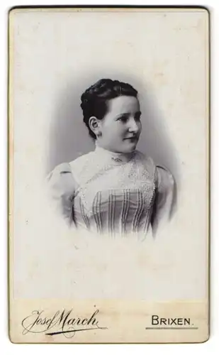 Fotografie Josef March, Brixen, Kreuzgasse 130, Portrait junge Frau im wessen Kleid mit Locken