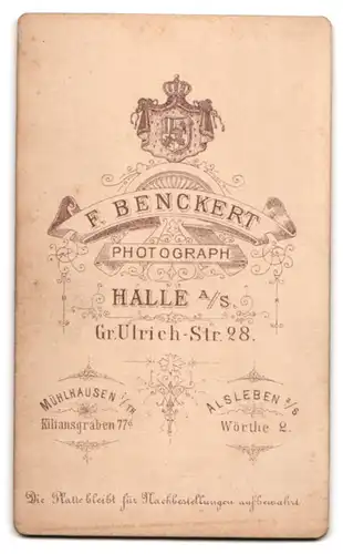 Fotografie F. Benckert, Halle a. S., Gr. Ulrich-Strasse 28, Portrait Herr im Stoffanzug mit Locken