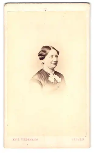 Fotografie Emil Tiedemann, Bremen, Richtweg 12, Portrait ältere Dame im Biedermeierkleid mit Halskette