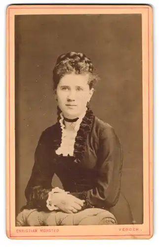 Fotografie Christian Mönsted, Verden, Eitzer-Chaussee 43, Portrait junge Frau im Kleid mit Rüschenkragen und Locken