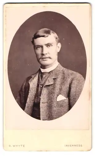 Fotografie D. Whyte, Inverness, Church Street 52, Portrait Herr im Tweed Anzug mit Einstecktuch