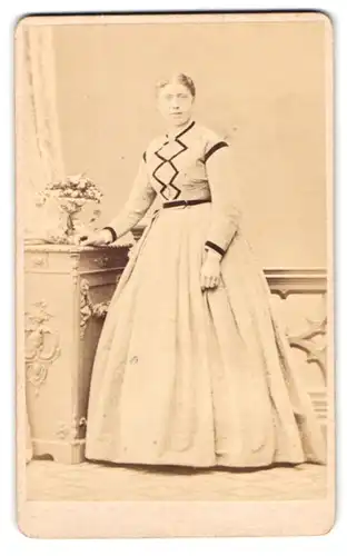 Fotografie Jürgens, Altona, gr. Mühlenstrasse 40, Portrait Dame im hellen reifrock Kleid steht im Atelier