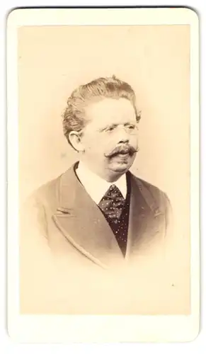 Fotografie Maler Buchner, Stuttgart, Portrait Herr im Anzug mit gepunkteter Krawatte und Moustache