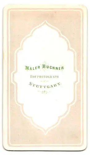Fotografie Maler Buchner, Stuttgart, Portrait Herr im Anzug mit gepunkteter Krawatte und Moustache