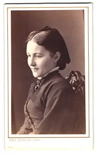 Fotografie Emil Bühler, Mannheim, Ludwigs-Strasse 34, Portrait junge Frau im Kleid mit Haarschleife schaut verträumt