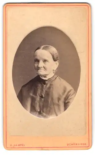 Fotografie H. Hampel, Schönlinde, Portrait alte Frau im seidenen Kleid mit Mittelscheitel