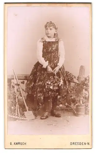 Fotografie G. Karsch, Dresden, Meissnerstrasse 17, Portrait Mädchen im Blümchenkleid mit Blumenkorb in der Hand