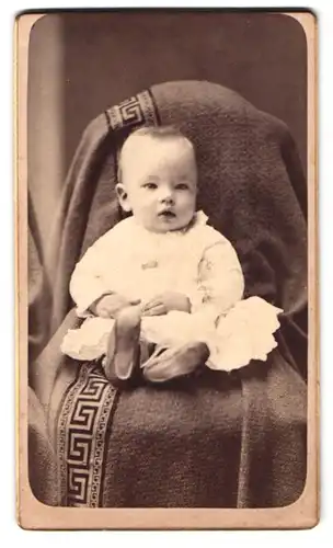 Fotografie S. Piper, Manchester, Elm Street 905, Portrait Kleinkind im weissen Kleid sitzt auf einem Stuhl