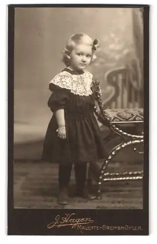 Fotografie H. Hagen, Malente-Gremsmühlen, Portrait blondes Mädchen im schwarzen Kleid mit Spitzenkragen