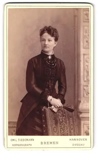 Fotografie Emil Tiedemann, Bremen, Richtweg 12, Portrait Dame im Biedermeierkleid mit Fächer in der Hand, Perlenkette