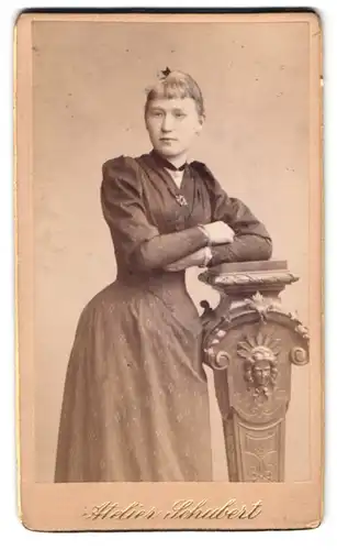 Fotografie Atelier Schubert, Freiberg i. S., Fischerstr. 29, junge Frau im Kleid mit Halsband und Hochsteckfrisur