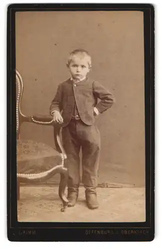 Fotografie J.Grimm, Offenburg, Portrait kleiner Junge im Anzug mit Hand in der Hüfte