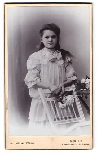 Fotografie Wilhelm Stein, Berlin, Chaussee Strasse 65 /66, Portrait Frida Ebell im weissen Kleid mit Schelife