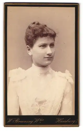 Fotografie W. Breuning, Hamburg, Berg-Strasse 26, Portrait junge Frau im weissen Kleid mit Locken