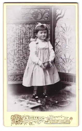Fotografie A. Dietrich, Waldenburg i. S., Obergasse 29, Marianne Tröger im Kleid mit Ball, Kind vom Pfarrer aus Jerisau