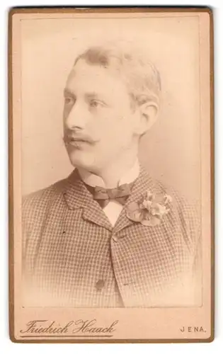 Fotografie Friedrich Haack, Jena, an der Promenade, Portrait Herr im karierten Anzug mit Oberlippenbart und Ansteckblume