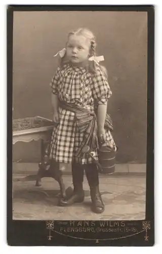 Fotografie Hans Wilms, Flensburg, Grossestr. 15-19, Portrait Tide Thomner im karierten Kleid mit Zöpfen