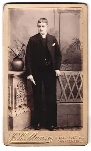 Fotografie J. K. Munro, Dunfermline, East Port Street 1, Portrait junger rundlicher Mann im Anzug mit Mittelscheitel