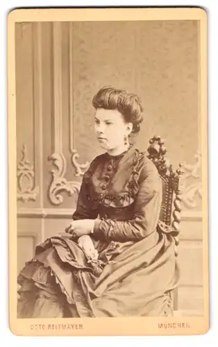 Fotografie Otto Reitmeyer, München, Kaufingerstrasse 9, Portrait Dame im Biedermeierkleid mit toupierten Haaren