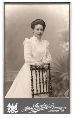 Fotografie Albert Gaugler, Stuttgart, Calwerstr. 58, Portrait Dame im weissen Kleid mit toupierten Haaren