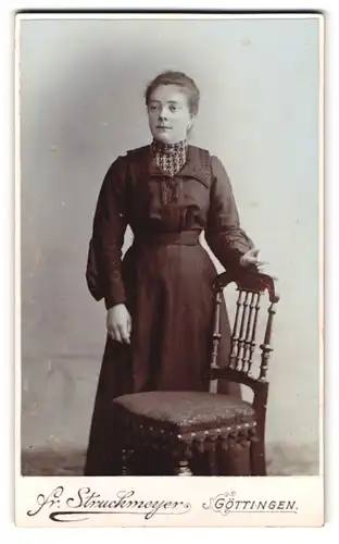 Fotografie Fr. Struckmeyer, Göttingen, Wendenstrasse 5a, Portrait jugne Frau im Kleid stehend am Stuhl