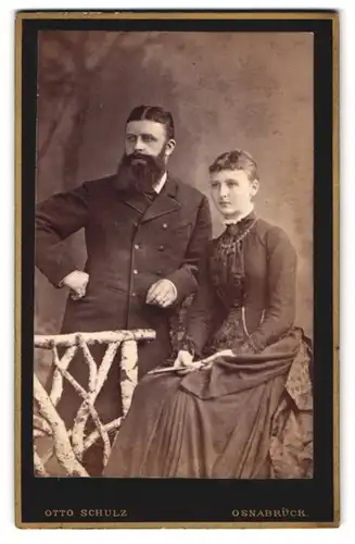 Fotografie Otto Schulz, Osnabrück, Domhof 4a, Portrait Mann und Frau im Anzug mit Vollbartund Biedermeierkleid mit Kette