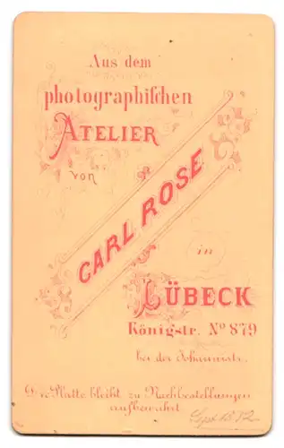 Fotografie Carl Rose, Lübeck, Königstrasse 879, Portrait älteres Ehepaar im Anzug und Kleid mit Vollbart und Haube