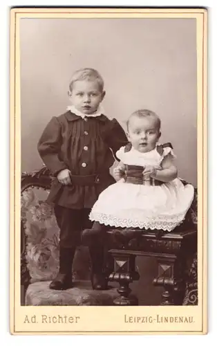 Fotografie Ad. Richter, Leipzig, Merseburgerstrasse 61, Portrait zwei Kinder im Anzug und Kleid mit Schelifen