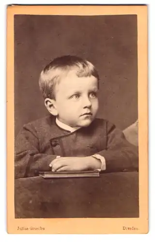 Fotografie Julius Grusche, Dresden, Bautzner-Strasse 39, Portrait kleiner Junge im Anzug mit stahlenden Augen