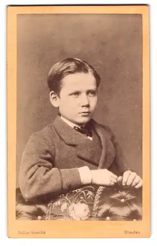 Fotografie Julius Grusche, Dresden, Bautzner-Strasse 39, Portrait junger Knabe im Anzug mit Mittelscheitel