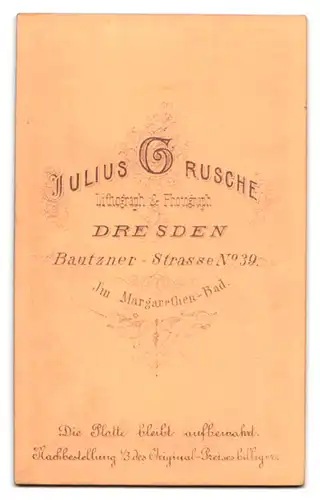Fotografie Julius Grusche, Dresden, Bautzner-Strasse 39, Portrait junger Knabe im Anzug mit Mittelscheitel