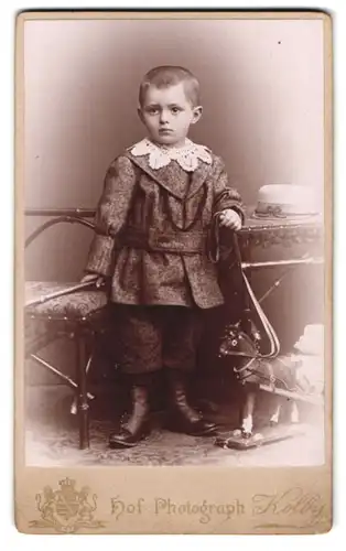 Fotografie Kolby, Chemnitz, König-Strasse 21, Portrait kleiner Junge im Anzug mit Spitzenkragen und Kurzhaarfrisur