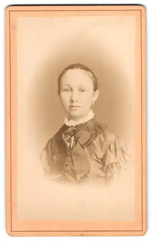 Fotografie Gustav Schultze, Naumburg a. S., Lindenstrasse 4, Portrait Mädchen im seidenen Kleid mit Schelife und Rüschen