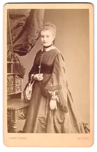 Fotografie Gebr. Siebe, Leipzig, Breslau, Neue Taschen-Str. 1, Portrait junge Frau im weiten Kleid mit Locken