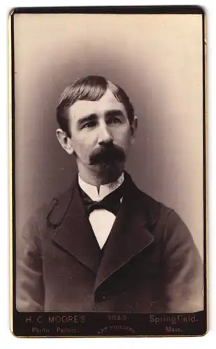 Fotografie H. C. Moore`s, Springfield / Mass., Portrait Herr im Anzug mit Walrossbart