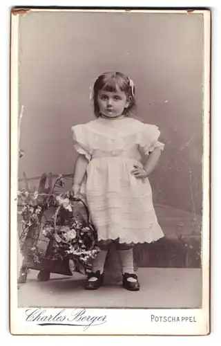 Fotografie Charles Berger, Potschappel, Dresdner-Strasse 28, Portrait kleines Mädchen im weissen Kleid mit Haarschleifen
